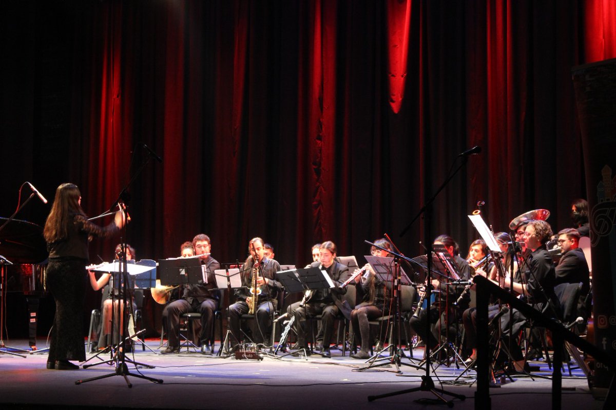 #ValparaísoCiudadMusical👏🎶 Gran retorno al escenario del Teatro Municipal de Valparaíso nos brindó la Orquesta Filarmónica Alimapu con un concierto de lo Docto a lo Latinoamericano.

🤩¡Que no te lo cuenten, ven a verlo! Ven a nuestros próximos eventos: linkr.bio/valpocultura