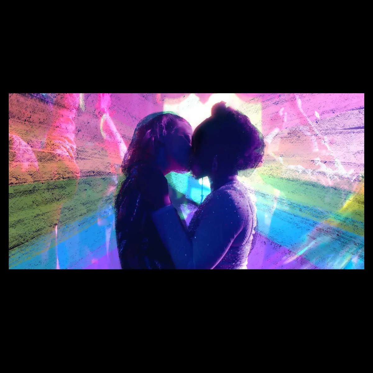 anna peronetto, the artist responsible for the animations on the show, shared a bit of the process behind the taradarcy scene at the party:

"I knew from the beginning what the "Hearstopper Moments" were going to be (a.k.a. the scenes that would require animations) +"