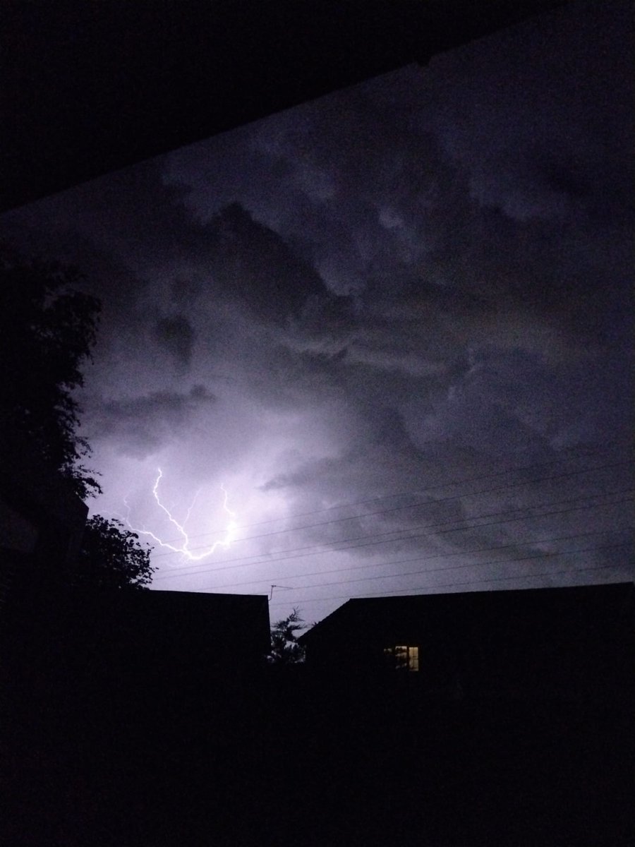 Amazing lighting #Southampton #bbcnews #bbcweather #lighting