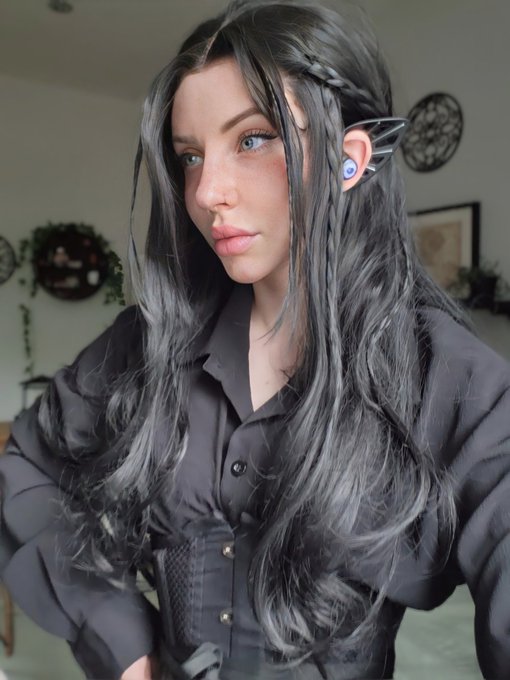 But first, let me take an elfie 🤳 https://t.co/jmrfGZNQK3