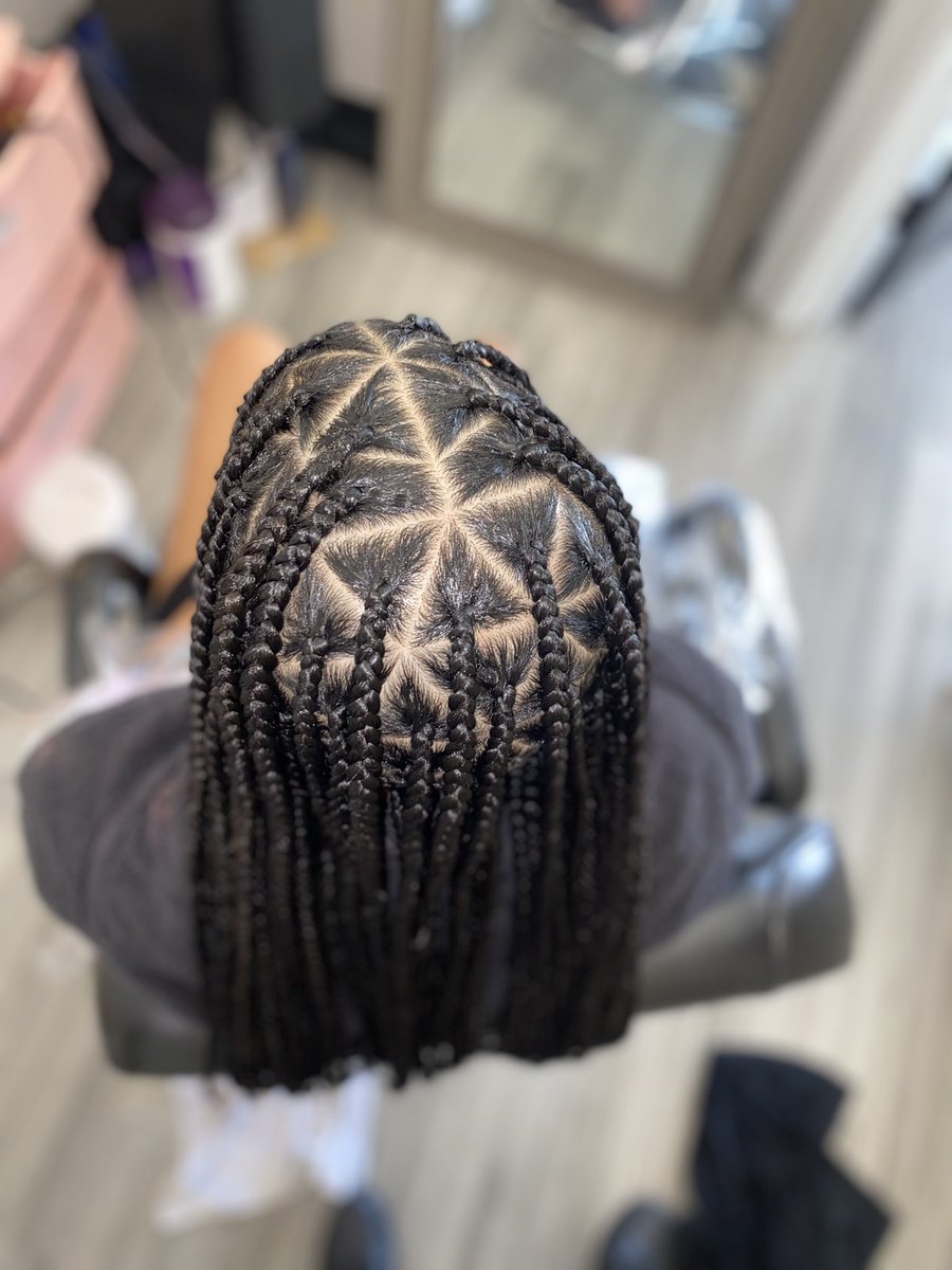 LalatheCosmo's tweet photo. Large Knotless with triangle parts. Using @AllBalmFam hemp oils to seal moisture. #braids #largeknotless #knotlessbraids #dallas #texas #salon #book #triangle #neat #linkinbio #oils #hemp #naturalhair #dallasbraids #braider https://t.co/9BO9WbTWmf