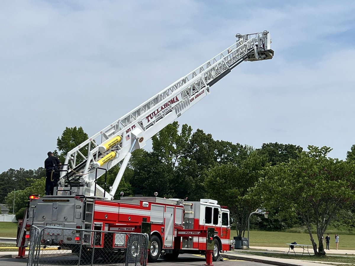 TullahomaPhysEd's tweet photo. @WMS_BOBCATS PE thanks @TullahomaFire for coming to Fun Day and cooling off the 8th graders! @HerreraCindy15 @CoachHice10 @CoachCMac5 https://t.co/2YqgM2chLo