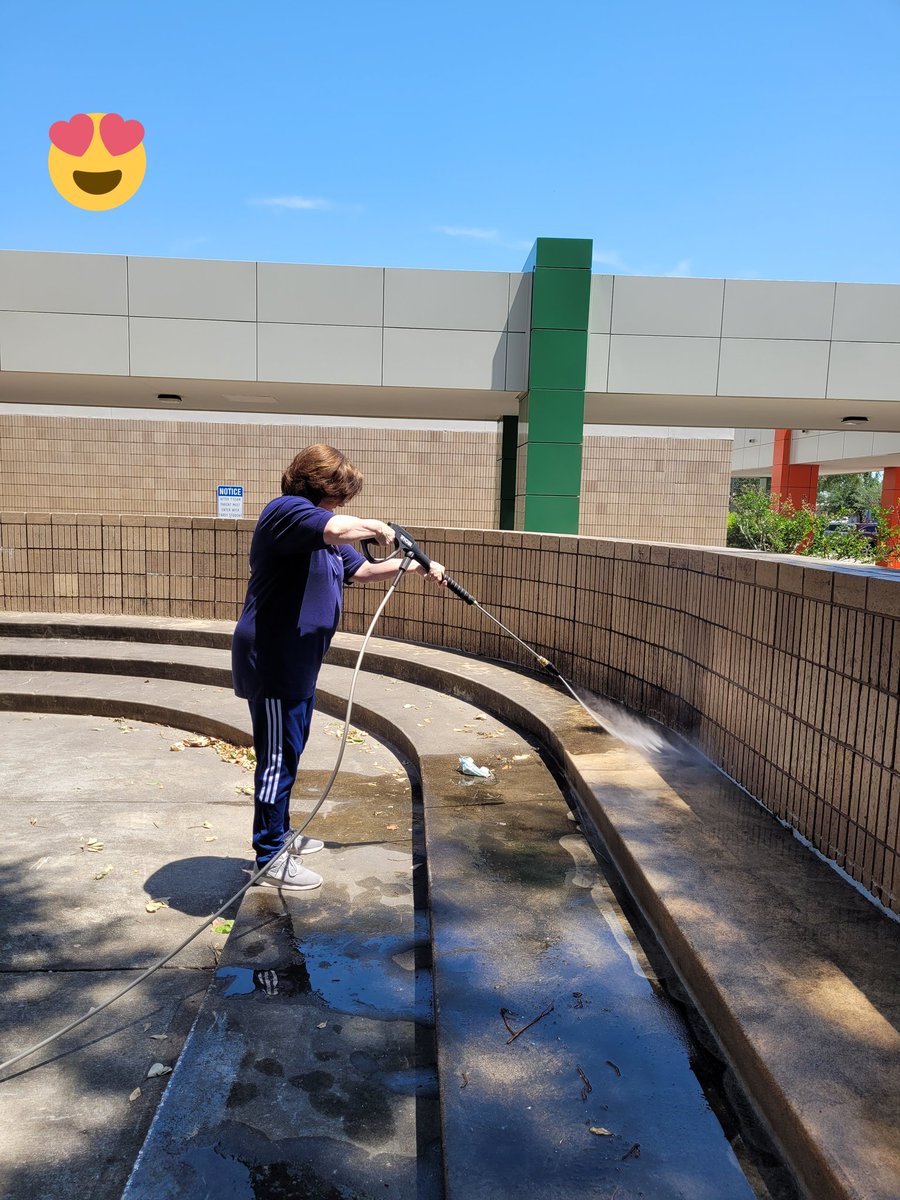 Jofertoe's tweet photo. #volunteers @RosyReyesfame and #familycenter power washing our picnic area #workinghar for #leadershipday scheduled on May 20th! Our Principal and @AlexanderES_CIS joined us too. Thanks @MariellaAlief10 @KathleenDiFeli1 @Alexander_AISD @AliefISD @Alief_Fame #leaderinme #werock https://t.co/INohM7h7m1