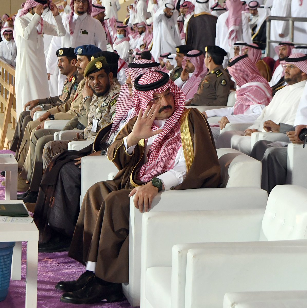 kkueduksa's tweet photo. رعى صاحب السمو الملكي الأمير تركي بن طلال بن عبدالعزيز أمير منطقة عسير ورئيس هيئة تطويرها، مساء الأربعاء، حفل تخرج الدفعة الـ 24 من طلاب وطالبات #جامعة_الملك_خالد، وذلك في المدينة الجامعية بالقرعاء..

#خريجو_kku_دفعة24 https://t.co/lNVwFXtUCK