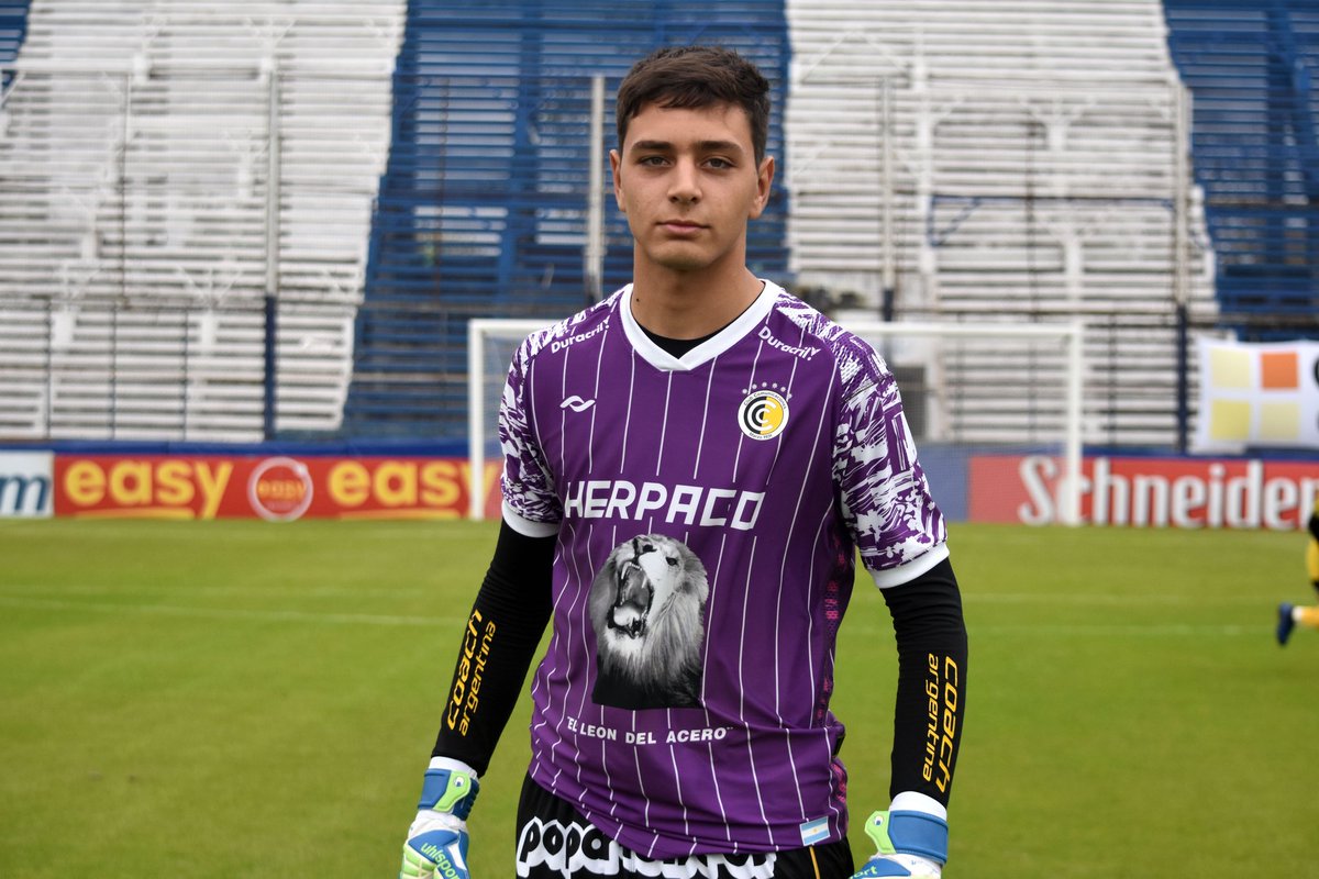 ✋¡El jóven - "león" - manos de acero! ✋Julián Kadijevic, clave en el triunfo de Comunicaciones ante Fénix para quedar como únicos punteros del torneo Apertura 2022.

📸 <a href="/ivanflaminio/">Iván Flaminio</a>

#DeComuSoy 🌓 #VamosComu