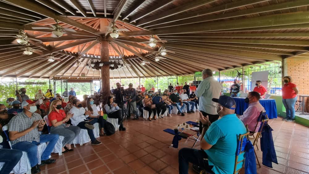 eduardopiate2's tweet photo. Esta mañana cumpliendo las instrucciones del Pdte ⁦@NicolasMaduro⁩, junto a mi compañero ⁦@SimonZerpaDel⁩ Pdte del ⁦@BancoBdp⁩ entregamos créditos por 261.360,81 Bs a 23 emprendedor@s y comerciantes del estado Apure. Fortalecemos el mov emprendedor@s apureño https://t.co/fCCUi4NOdU