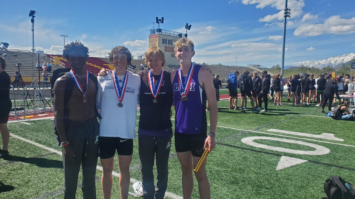 DayleyIsaac's tweet photo. Region Champs in the 4x400, and 2nd in the 4x200, we still have a lot to prove, can’t wait to compete at state and show what we can do, going for gold.🏅 @Tana_Vea @coachwrightcoc @jpulou @ZacErekson @RossApoWR_EZ @ursua05 https://t.co/Kccc3k270t