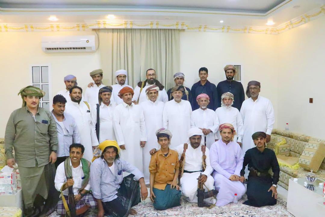 أتقدم بخالص الشكر والتقدير الى ربان السفينة وقائد المسيرة السلطان عبدالله بن عيسى آل عفرار على حسن الاستقبال وكرم الروح قبل الضيافة السخية.

كما أشكر جميع الحضور من شيوخ وقيادات سياسية وأمنية واجتماعية الذين حضروا المأدبة على ما سمعناه منهم من اللطف والترحيب الذي لا يستغربكم.