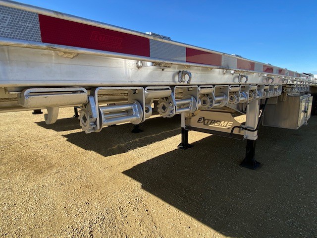 Summit_Trailer's tweet photo. Our new @ExtremeTrailers 53ft Tandem Highboys and Step Decks are coming and going fast! Check out some of the cool features on these units, including a 3 position rear axle slide, automatic tire inflation, aluminum dunnage rack &amp; tool box, Apitong nailer strips &amp; more! #yeg #ab https://t.co/pK2ObpFdaX