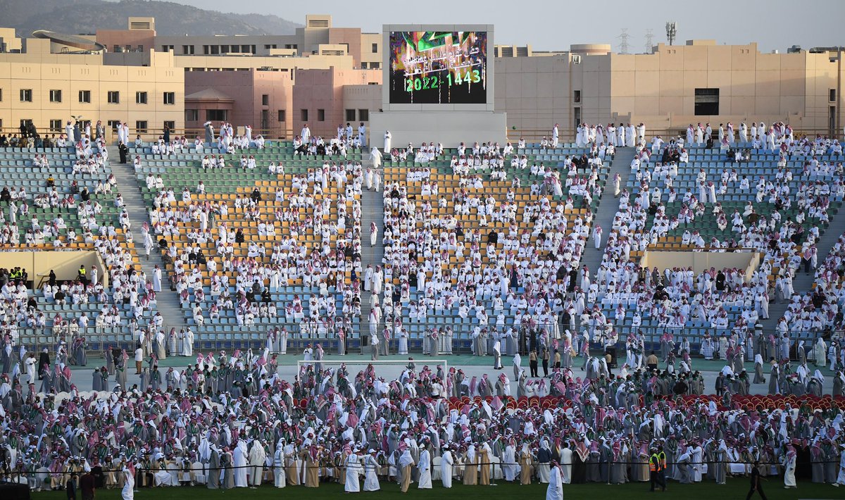 kkueduksa's tweet photo. وقد بلغ عدد الخريجين والخريجات هذا العام أكثر من 13 ألف خريج وخريجة بمختلف الدرجات العلمية، فيما احتضن الاستاد الرياضي بالمدينة الجامعية بالقرعاء نحو 30 ألفًا حضروا الاحتفال..
#خريجو_kku_دفعة24
#جامعة_الملك_خالد https://t.co/8ZYxafTXRa