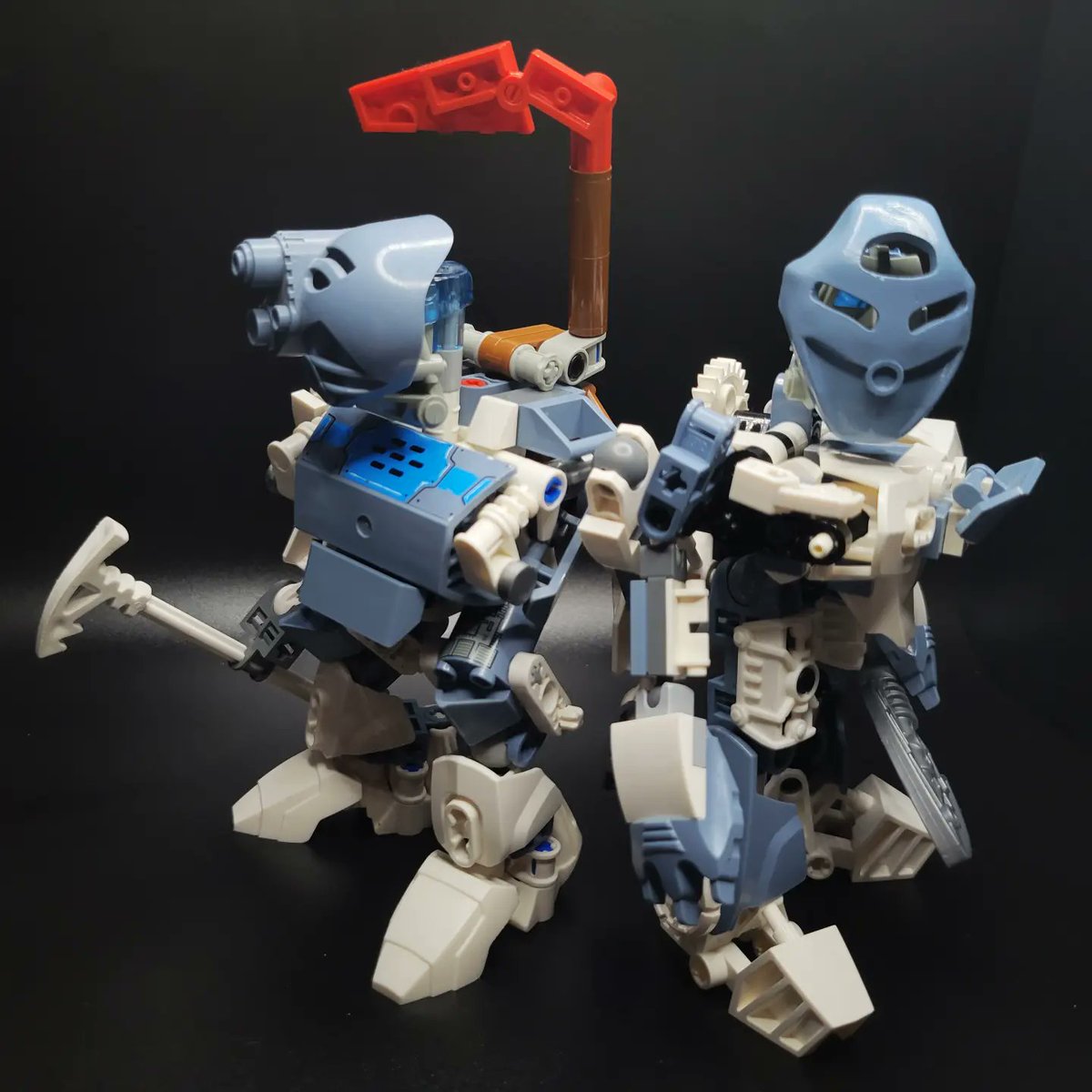 MorganRyanArt's tweet photo. ❄️Matoro and Jaatikko the Ko Matoren! ❄️ Recently thrifted some sand blue joints from a complete Vezok, so I was able to build and revamp some new #ice guys! #matoro #jaatikko #bionicle #lego #sandblue #white #mnog #pakari #matoran https://t.co/CL9hBF8jeL