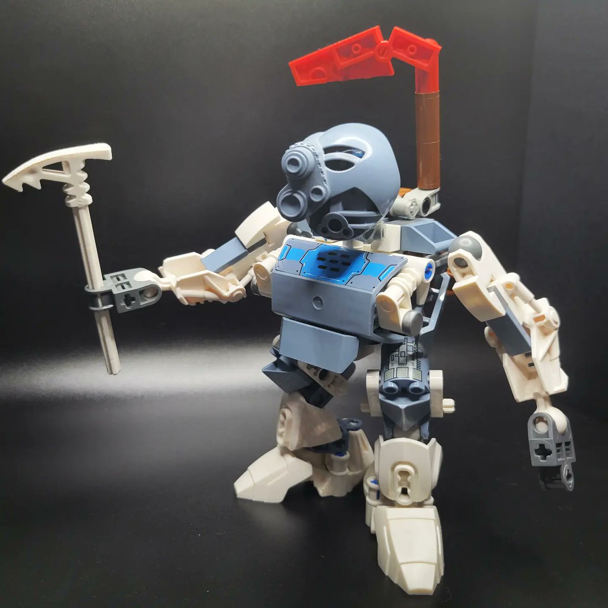 MorganRyanArt's tweet photo. ❄️Matoro and Jaatikko the Ko Matoren! ❄️ Recently thrifted some sand blue joints from a complete Vezok, so I was able to build and revamp some new #ice guys! #matoro #jaatikko #bionicle #lego #sandblue #white #mnog #pakari #matoran https://t.co/CL9hBF8jeL