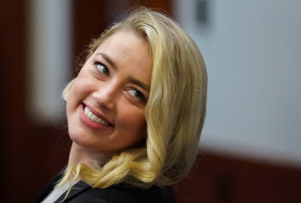 Yo me pregunto... ¿Cómo puede existir aun algún ser humano que le crea a Amber Heard?
