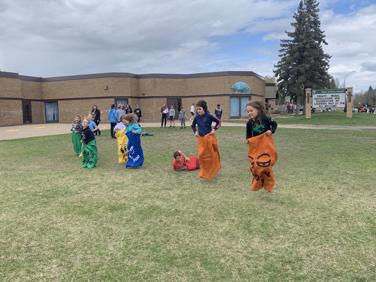 EcoleOBR's tweet photo. Indigenous Games Day was a huge success! Merci aux étudiants de 8e année! Weather was perfect and there was a lot of action and learning. Bravo! @GSCSNews https://t.co/olluKTHpen