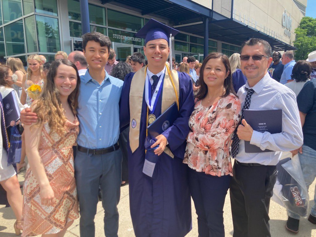 GTR_Evo's tweet photo. Para mi familia, especialmente por los que han muerto, y El Chuco

(Special s/o to @Danagardens for fulfilling my alcohol needs over the years)

📍Next Stop: Morristown, NJ
#XUGrad https://t.co/NF5G83vTAD