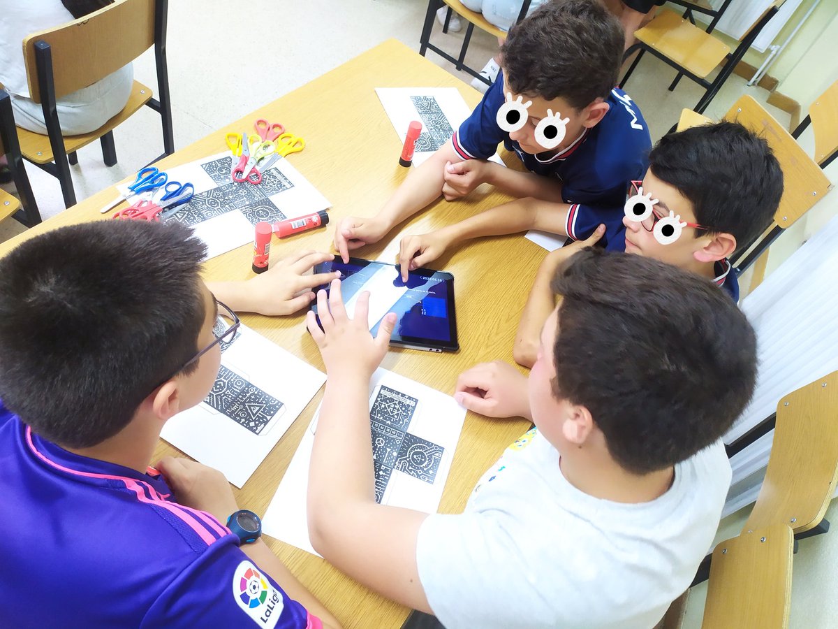 CrieBerlanga's tweet photo. Y por la noche nuevos aprendizajes con Realidad Aumentada por parte del alumnado del #CEIPAntonioMachado y @CeipMelquiades a través de aplicaciones como #MergeExplorer Star walk 2 #ObjectViewer ... en @CrieBerlanga @educacyl https://t.co/oc5e9qHiZ3