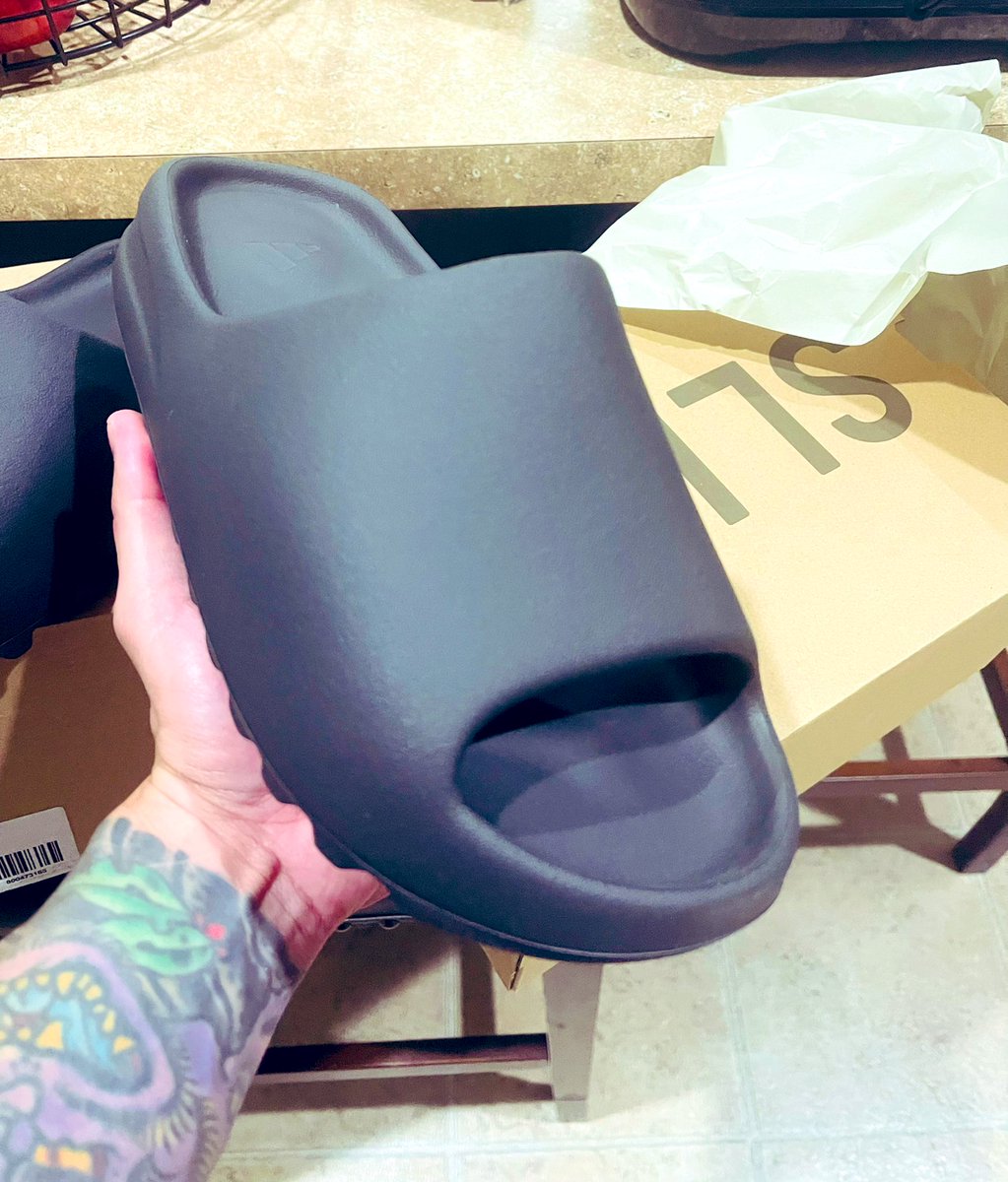 BoostizLife's tweet image. Shout out to @sivasdescalzo for the raffle W and quick shipping on these. 🙏 Happy to add another slide to the collection.🤙 #yoursneakersaredope #MailCall