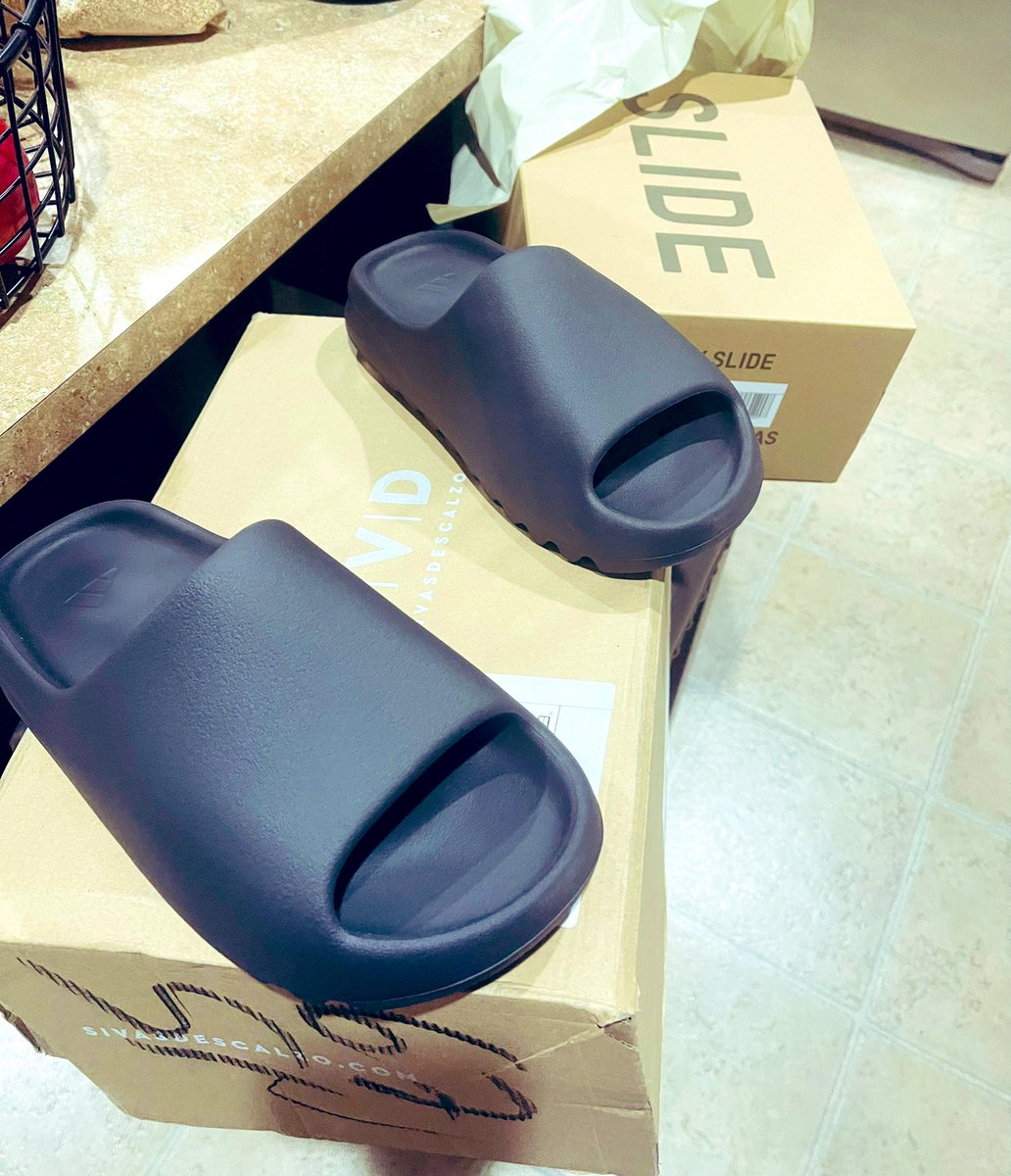 BoostizLife's tweet image. Shout out to @sivasdescalzo for the raffle W and quick shipping on these. 🙏 Happy to add another slide to the collection.🤙 #yoursneakersaredope #MailCall