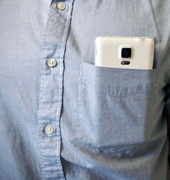 seeMOUSErun's tweet photo. If you work at a company that is constantly in the news and you're on a date with someone asking about the news around your company and they have their phone like this... 🚩🚩🚩🚩🚩🚩🚩🚩 https://t.co/bJu4EUUS8a