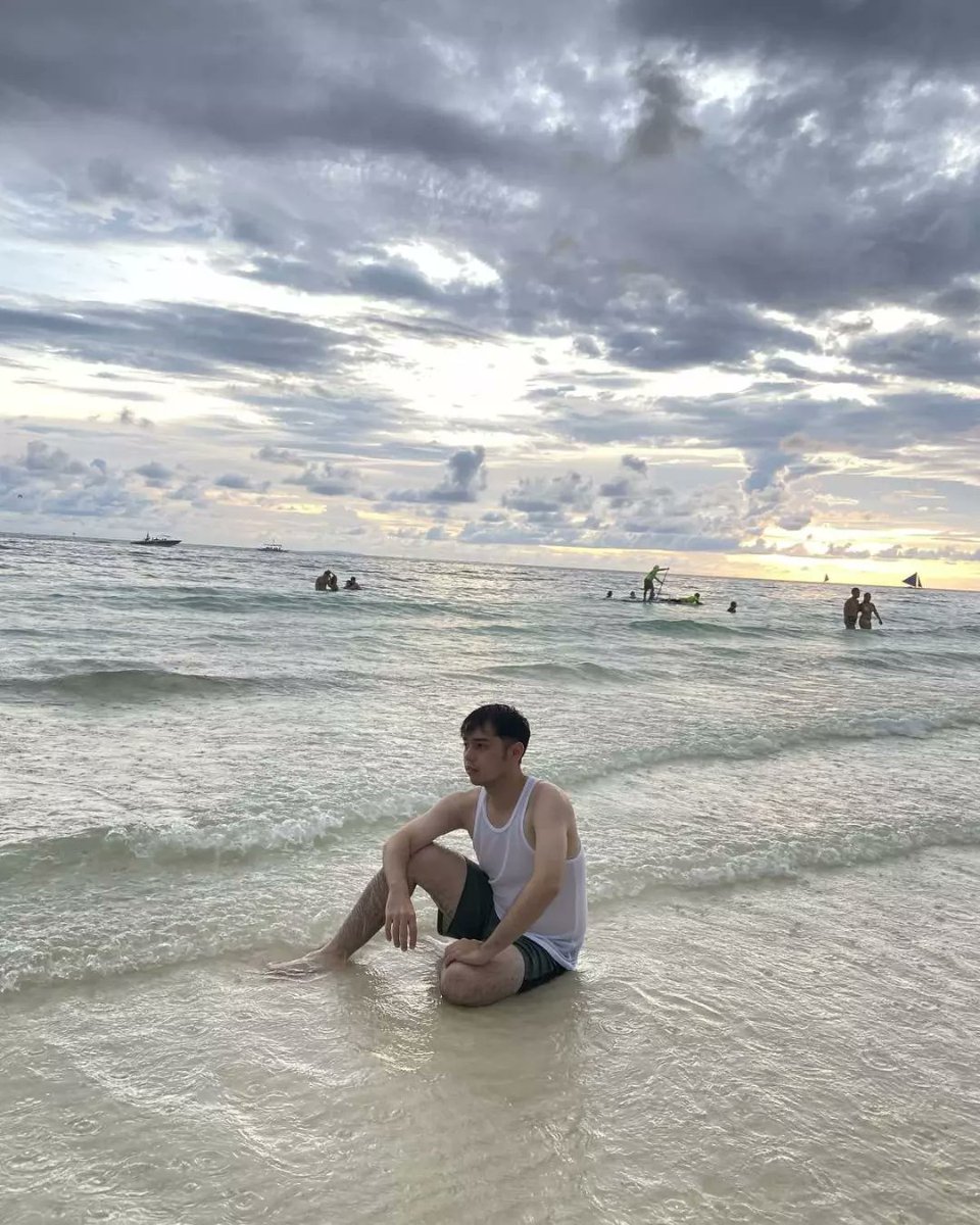 averagejohn314's tweet photo. Rainy Season is officially here ☔ #beaching https://t.co/OlMF9V7ySX