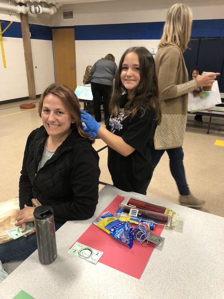 ShannonDescamps's tweet image. Our 4th grade Market Day was a great success! We are so proud of our students and their hard work. 3rd graders came to shop at the “stores”! It was a perfect way to show what we learned in our economics unit. @CArnold2020 @jdiener6 @j_hammer11 @keith_tonn #fraserfamily