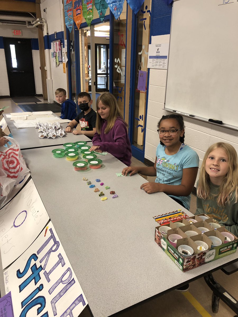ShannonDescamps's tweet image. Our 4th grade Market Day was a great success! We are so proud of our students and their hard work. 3rd graders came to shop at the “stores”! It was a perfect way to show what we learned in our economics unit. @CArnold2020 @jdiener6 @j_hammer11 @keith_tonn #fraserfamily