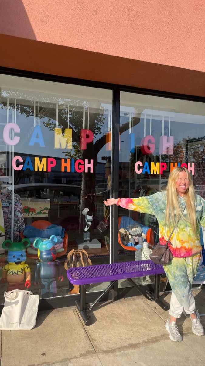 SoniaHendrix's tweet photo. Rocking my super fresh, vintage Japanese #CampHigh kimono @wonderbrett for a little shopping. Cali #dispensaries just hit different. 🎨🌺🫶🏼 https://t.co/jvyQ5RaExL