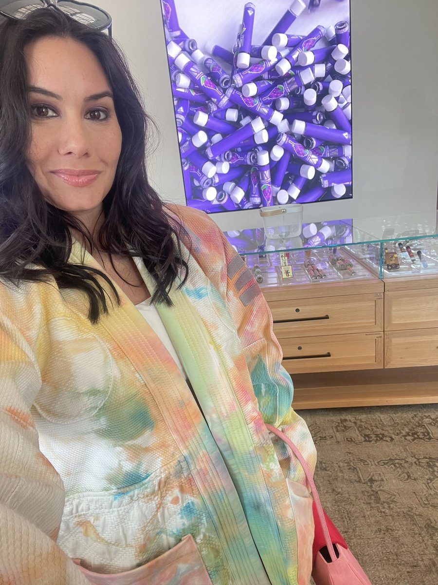 SoniaHendrix's tweet photo. Rocking my super fresh, vintage Japanese #CampHigh kimono @wonderbrett for a little shopping. Cali #dispensaries just hit different. 🎨🌺🫶🏼 https://t.co/jvyQ5RaExL