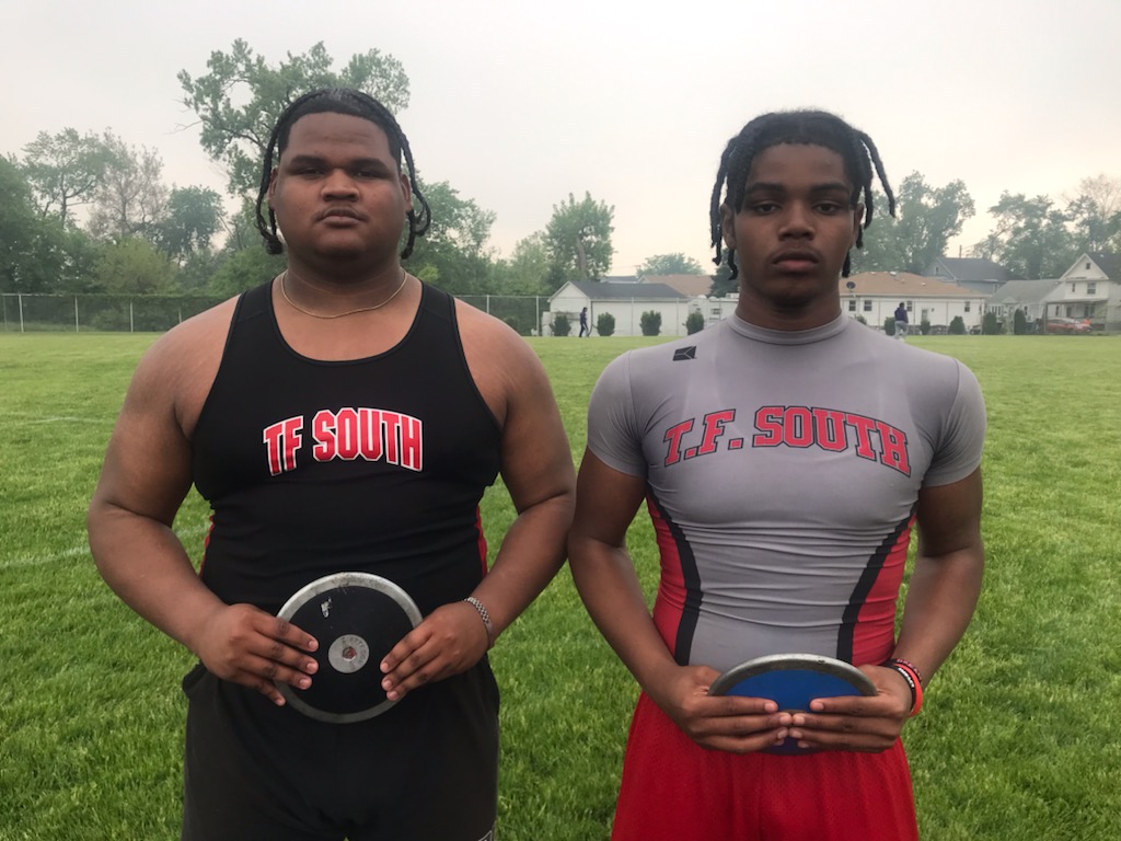 TFSouthTF's tweet photo. First state qualifiers of the evening! Isaiah Isom and Karrell Harvest take 2nd and 3rd in discus, both throwing well over state qualifying distance. @TFSthrows @TFSo_Athletics @TFSouthTweets #TFSRedWolves https://t.co/g2dghQSh62
