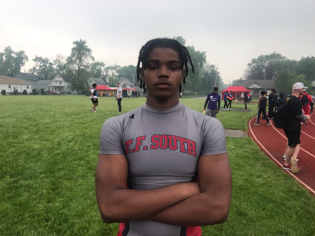 TFSouthTF's tweet photo. First state qualifiers of the evening! Isaiah Isom and Karrell Harvest take 2nd and 3rd in discus, both throwing well over state qualifying distance. @TFSthrows @TFSo_Athletics @TFSouthTweets #TFSRedWolves https://t.co/g2dghQSh62