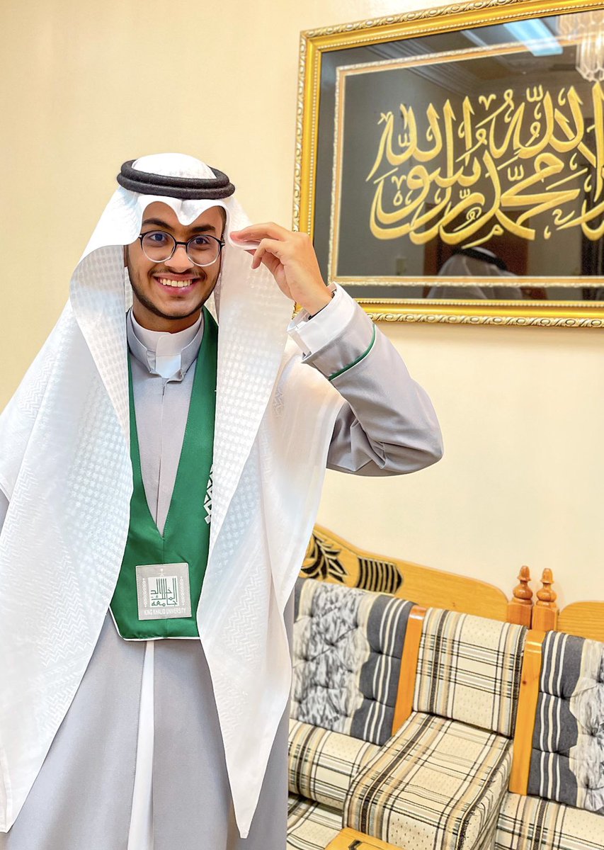 iM3_7K's tweet photo. بفضل الله و كرمه تم اليوم تخرجي من كلية طب الاسنان بجامعة الملك خالد و حصولي على درجة البكالوريوس في تخصص طب وجراحة الفم والاسنان بتقدير ممتاز مع مرتبة الشرف شكرا من القلب لوالديّ وعائلتي وكل من قام بدعمي ومساندتي من أقارب وزملاء سائلا المولى التوفيق لي و لكم🤍
#جامعه_الملك_خالد https://t.co/uOcWPpCSez