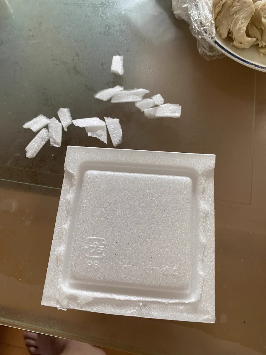 納豆を食べようとしたら…。蓋がボロボロになって開かない！