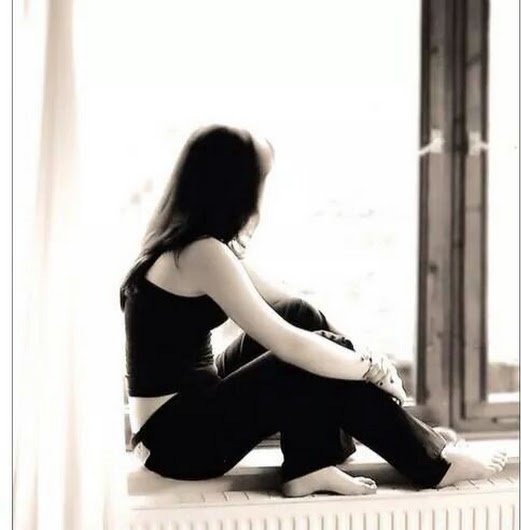 너 힘들다고 했지.

나도 그럴 때가 있어.
아무도 내게 관심이 없는 것 같고
난 그대로 있는데
다른사람들은
계속 앞으로 나아가는 것
같은데 말야.

나도 얼마 전까진
그랬어.
하던 일도 안되고

그때 또 그이랑 
싸웠거든,

내 편은 아무도 
없는 거 같더라.
세상에 나 혼자
있는 기분.

그랬었어.