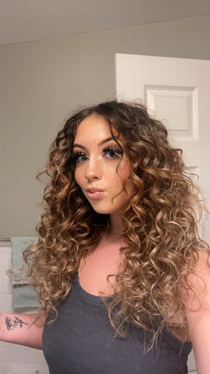 wellbitchrin's tweet photo. i got my masters and my hair looks fire that’s all https://t.co/N77GyoRyuh
