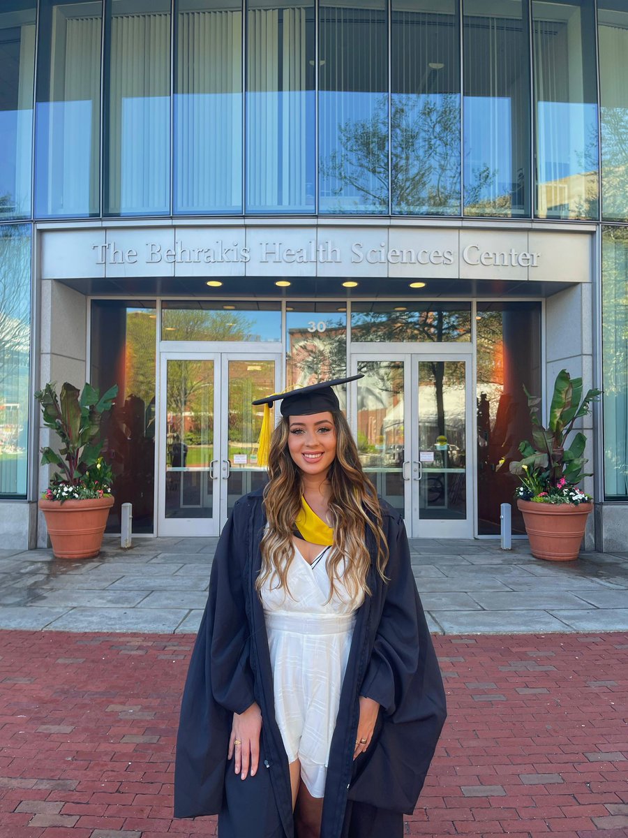 wellbitchrin's tweet photo. i got my masters and my hair looks fire that’s all https://t.co/N77GyoRyuh
