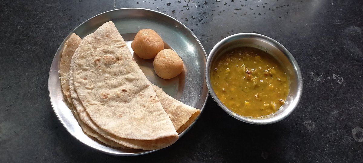 SoumyaS06564276's tweet photo. Morning Breakfast. 😊
In Frame :Roti ,Dal Tadka & Mitha.
😋🤤
#Morningclick #Odiafood #Foodphotography #Thursdayvibes
#Healthyfoods #Fooie #BargarhOdisha https://t.co/iKF1VDVQ1L