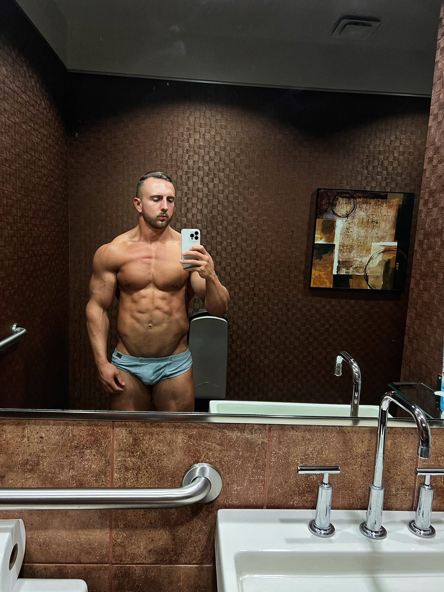 miles__alex's tweet photo. Laying low. Too much on my mind. All about my grind https://t.co/SeYKlZ7t7F