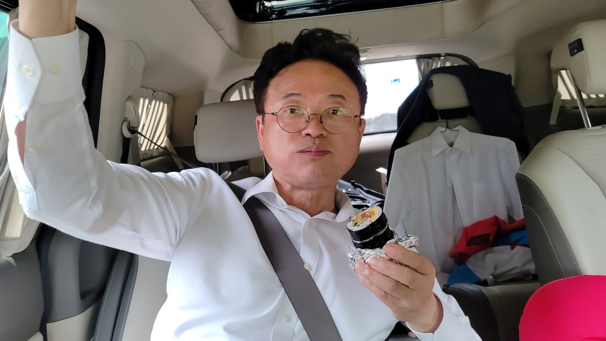 선거운동이 시작되었습니다 도민여러분께 인사드리러 이동하면서 김밥으로 점심을 먹고 있습니다 한 분이라도 더 뵙고 제 마음을 전하겠습니다 유세현장에서 뵙겠습니다