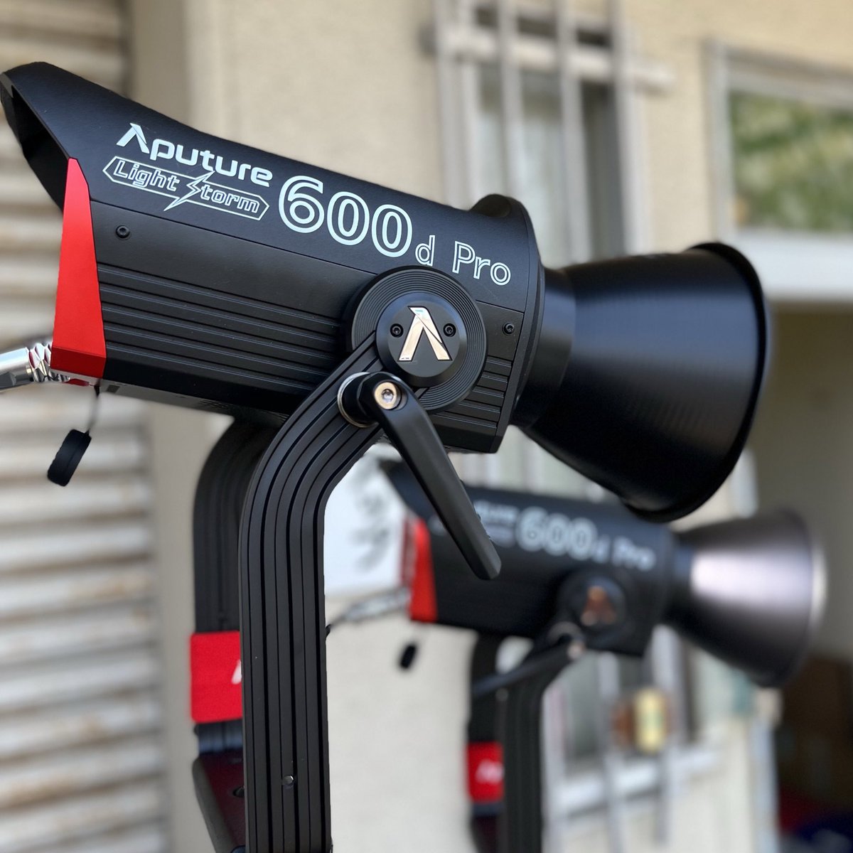 kt_riseup's tweet photo. 照明課新規機材Aputure（アプチャー）LS600d Pro2台導入致しました！
外でもこれだけ明るいので、ロケやCMなど沢山の現場で活躍します！
#Aputure #LS600dPro #照明　#CM照明　#イベント照明 https://t.co/g8HGQGF6pO