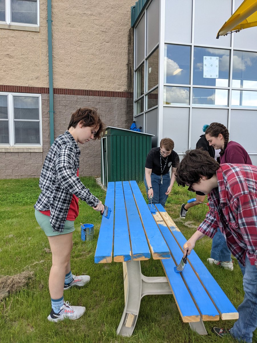 SnyderSenora's tweet photo. Foreign Language Club members enjoyed painting a bench they donated to the courtyard, tye dying tshirts, eating and socializing at their after school meeting. https://t.co/kROxxBu7mo