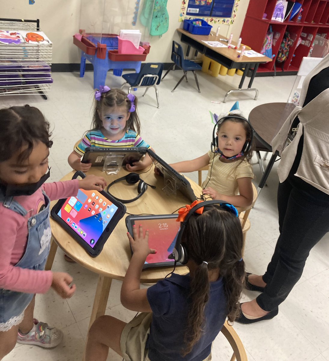 BESRams_SEISD's tweet photo. Visiting our little Eagles is the best part of my day! They sure do love learning with their I-Pads #Prek3rocks @Loya_Primary90 @SanElizarioISD https://t.co/frVvzcYahJ