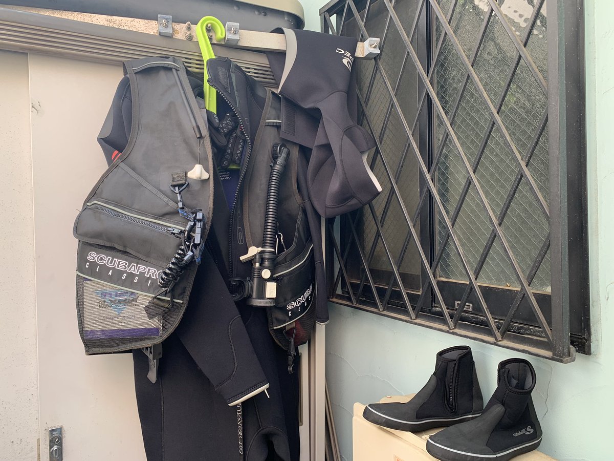 uminokaijyu's tweet photo. 器材を買うかレンタルにするかで悩んでいる人へ、私は25年前Cカードを取り格安器材通販でこのフルセットを買いました。平均年間20本くらい使ってOHは5年毎、ブーツやウエットは2着目。あと5年は使うぞ！参考になりますかね？ https://t.co/hR7Kkqk42r