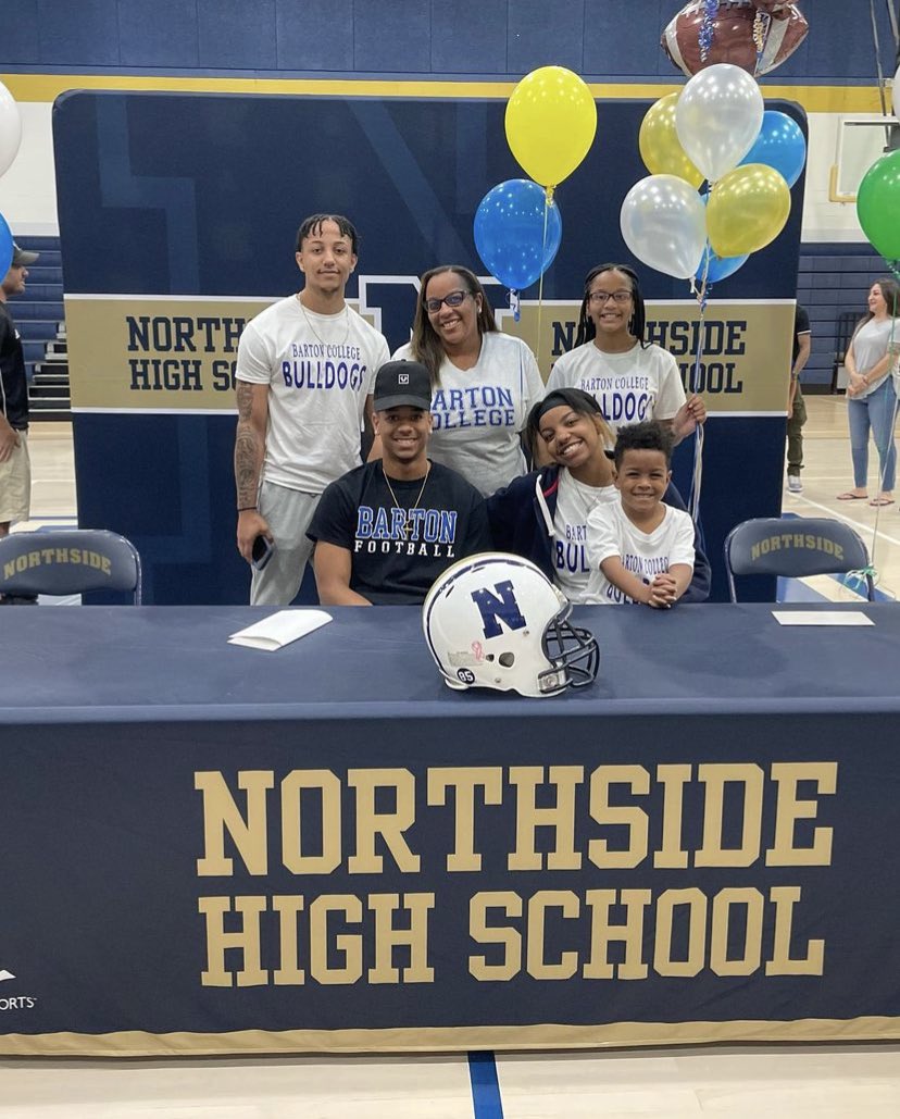 erichowell03's tweet photo. pen ➡️ paper, officially a bulldog 💙🤍 @COACHMO54 @barton_fb @CoachBurnetteBC @hester_chip @BulldogInsiders @FBCoachMariani @MonarchsNHS next 4 years on the way! 🙏🏽 https://t.co/D22ifunvlf