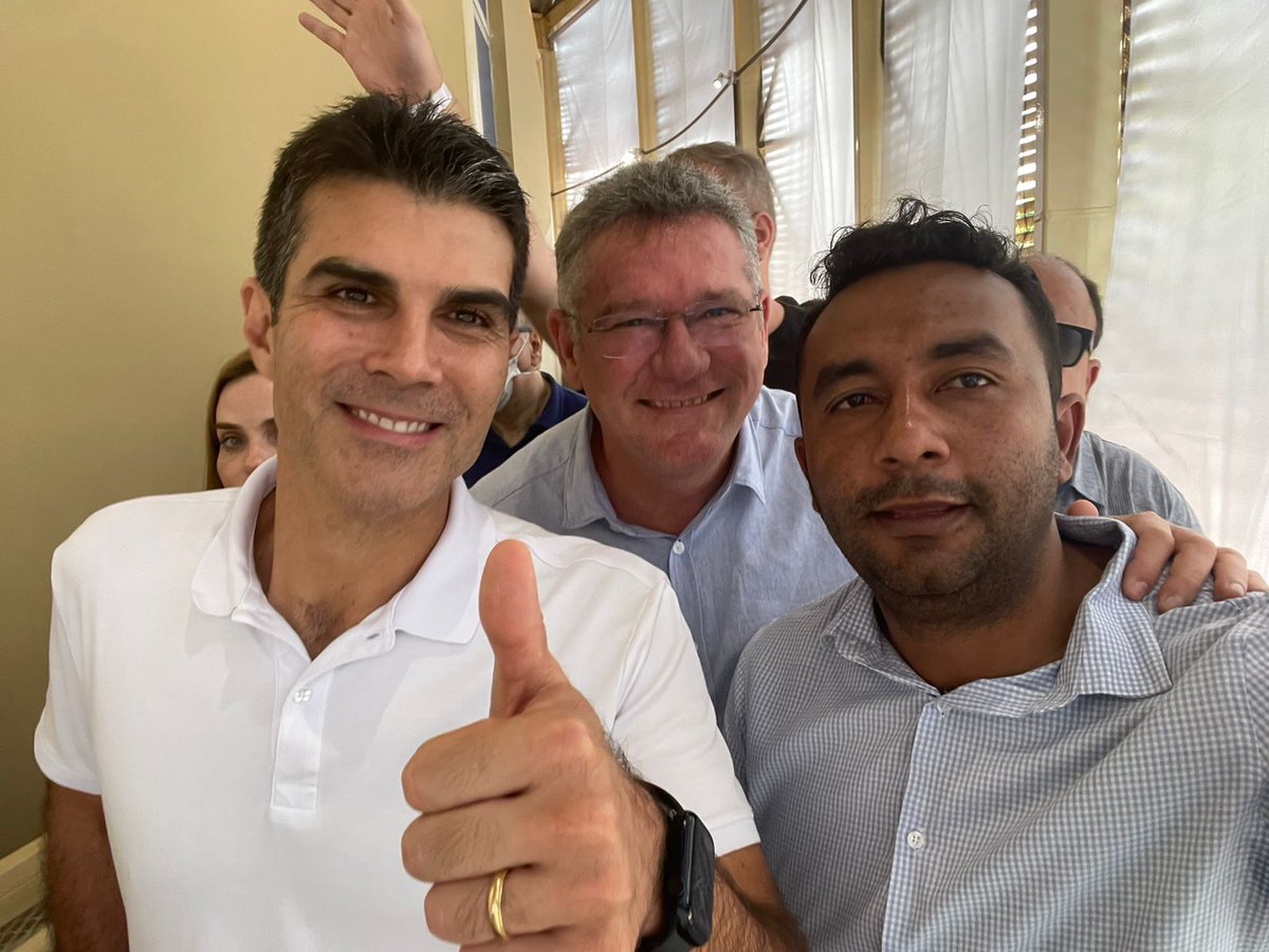 O governador Helder não se cansa de demonstrar como é possível governar para todo o Pará. Hoje, no dia de seu aniversário, nos deu a honra da sua presença e ainda trouxe presente: inaugurou a Usina da Paz, a nova delegacia da PC, a Escola Irmã Dulce e entregou ambulâncias
