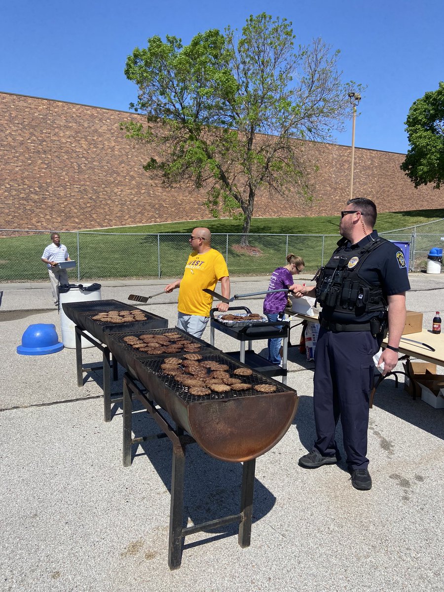 TbirdEMPIRE's tweet photo. Thank you to everyone who helped at the senior picnic today!!!!!  Great job seniors!!!!  See you all next Saturday!!!! #Classof2022 #tbirdpower https://t.co/VjElXsS0n7