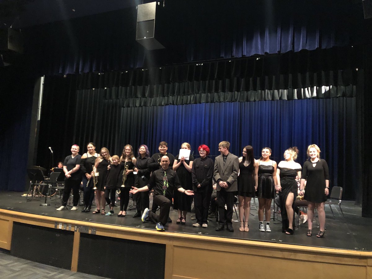 SeabrookMS's tweet photo. Proud of these 8th graders! Good luck at WHS! Thanks Mr. Woolley for keeping them going!! 💕🌸 https://t.co/SneTMBPANP