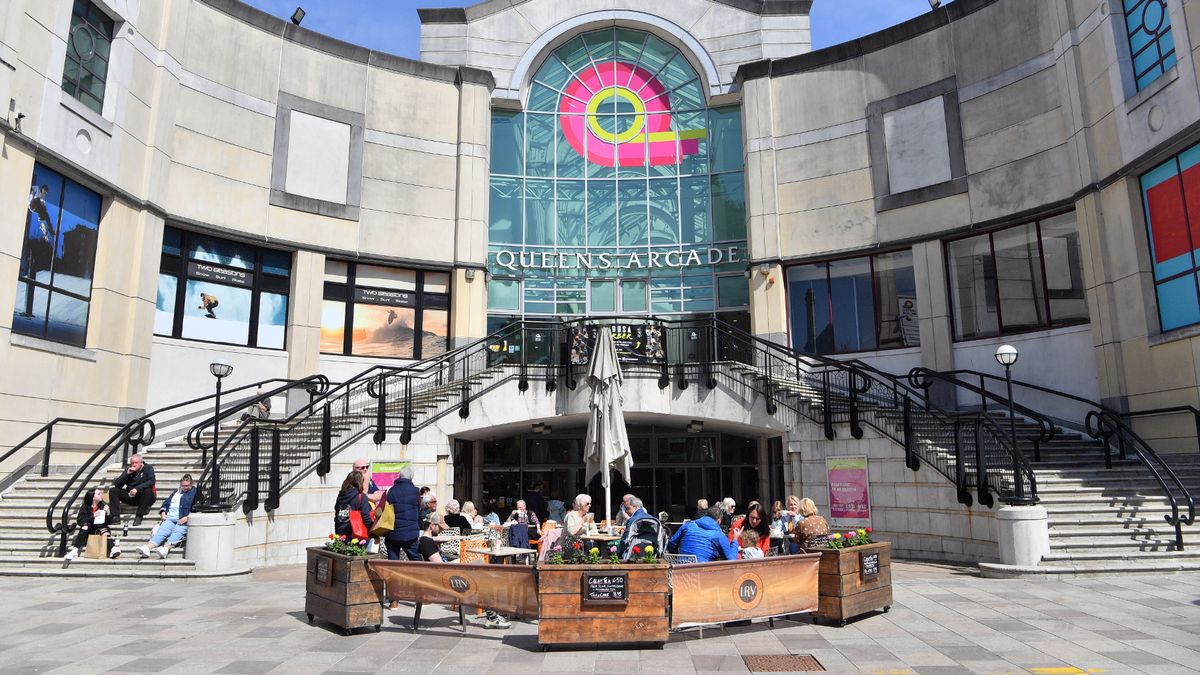 visitcardiff22's tweet photo. Anybody visiting Cardiff would be amiss if they do not visit the Queens Arcade, offering anything you may wish for. #VisitCardiff #tourism #visiting #shopping #shops https://t.co/QKrjpVHjEE