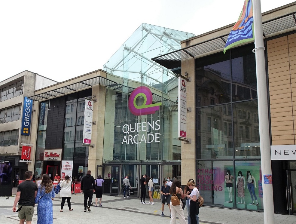 visitcardiff22's tweet photo. Anybody visiting Cardiff would be amiss if they do not visit the Queens Arcade, offering anything you may wish for. #VisitCardiff #tourism #visiting #shopping #shops https://t.co/QKrjpVHjEE