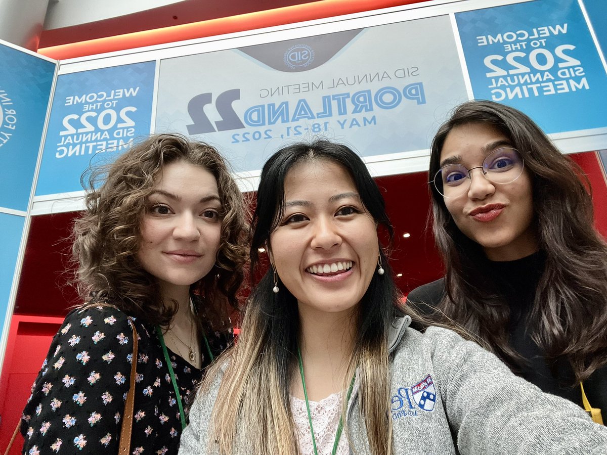 NinaKupra's tweet photo. Capell lab ladies take on #SID2022 @SocInvestDerm in Portland!! @GinaPacella @AlexMaldoLopez https://t.co/KaGnnvn8eE