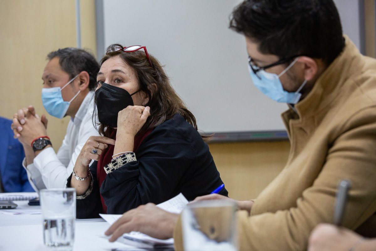 AraosFernando's tweet photo. Junto a la Ministra @begoyarza iniciamos una mesa de trabajo con la @SubPrevDelito, @ConfusamChile, @AChMChile @colmedchile y otros actores para coordinar acciones que nos permitan cuidar a quienes nos cuidan. La seguridad de nuestros funcionaries es prioridad para nosotros. https://t.co/lNSMv7YVng